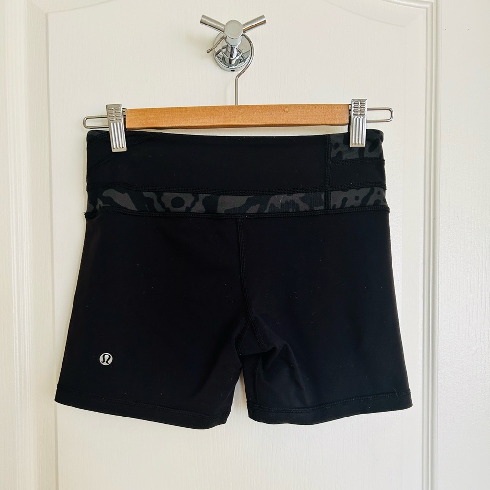 Lululemon Athletica Reverse Groove Shorts Black Animal Print 5” - size 4